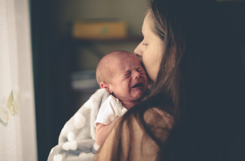  Descubre diversas razones por las que tu recién nacido podría llorar desconsoladamente.